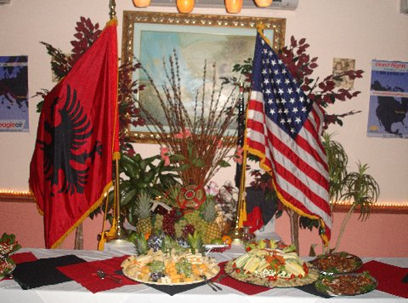 Flamuri shqiptar dhe amerikan