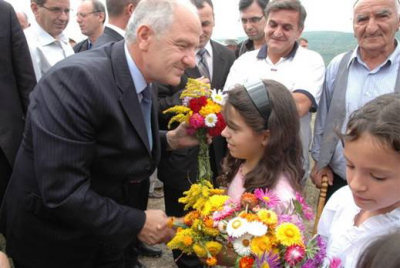 Dr. Fatmir Sejdiu merr lule nga fmijt