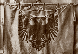 Flamuri shqiptar, marr n Austri nga P. Traboini dhe i ngritur n Dei m 6 prill 1911. - Foto Marubi