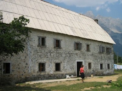 Banesë e rikonstruktuar për turizëm në Theth